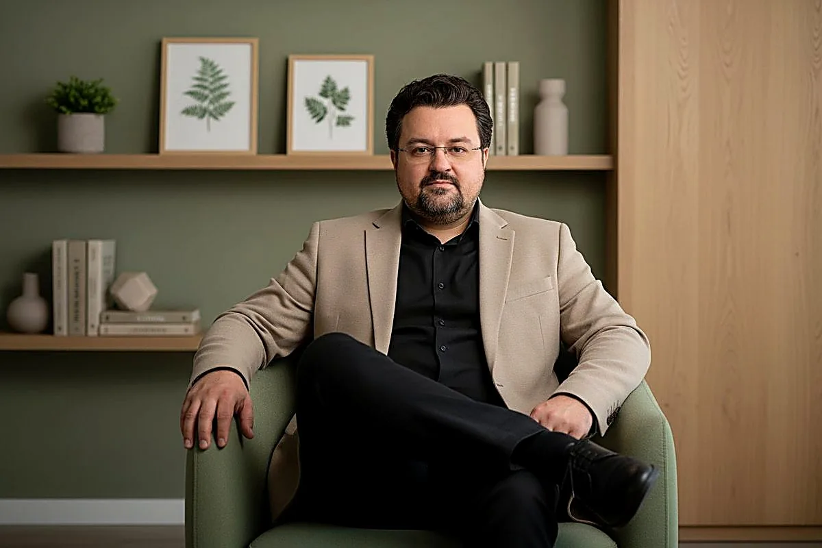 Robison Souza em ambiente de atendimento profissional